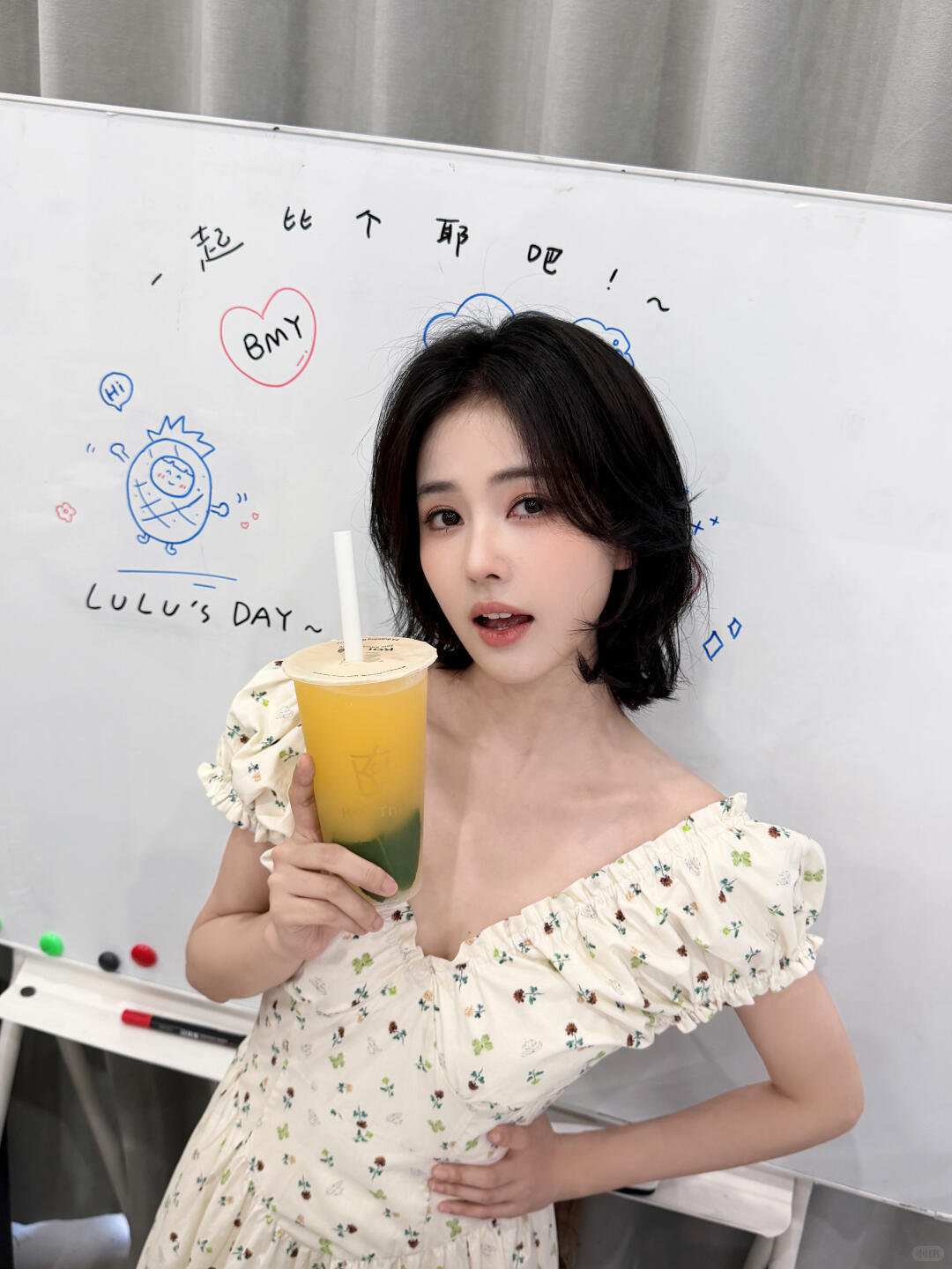 后面的小菠萝画的好可爱~一起比个耶吧 白鹿王韵娜 (p1是哪天的造型 没印象了呢