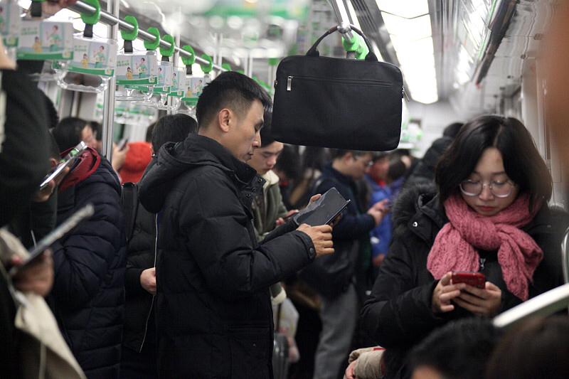 前阵子算过一笔账，月薪到手7k，房租水电固定占2800，工作日三餐点外卖最少要花