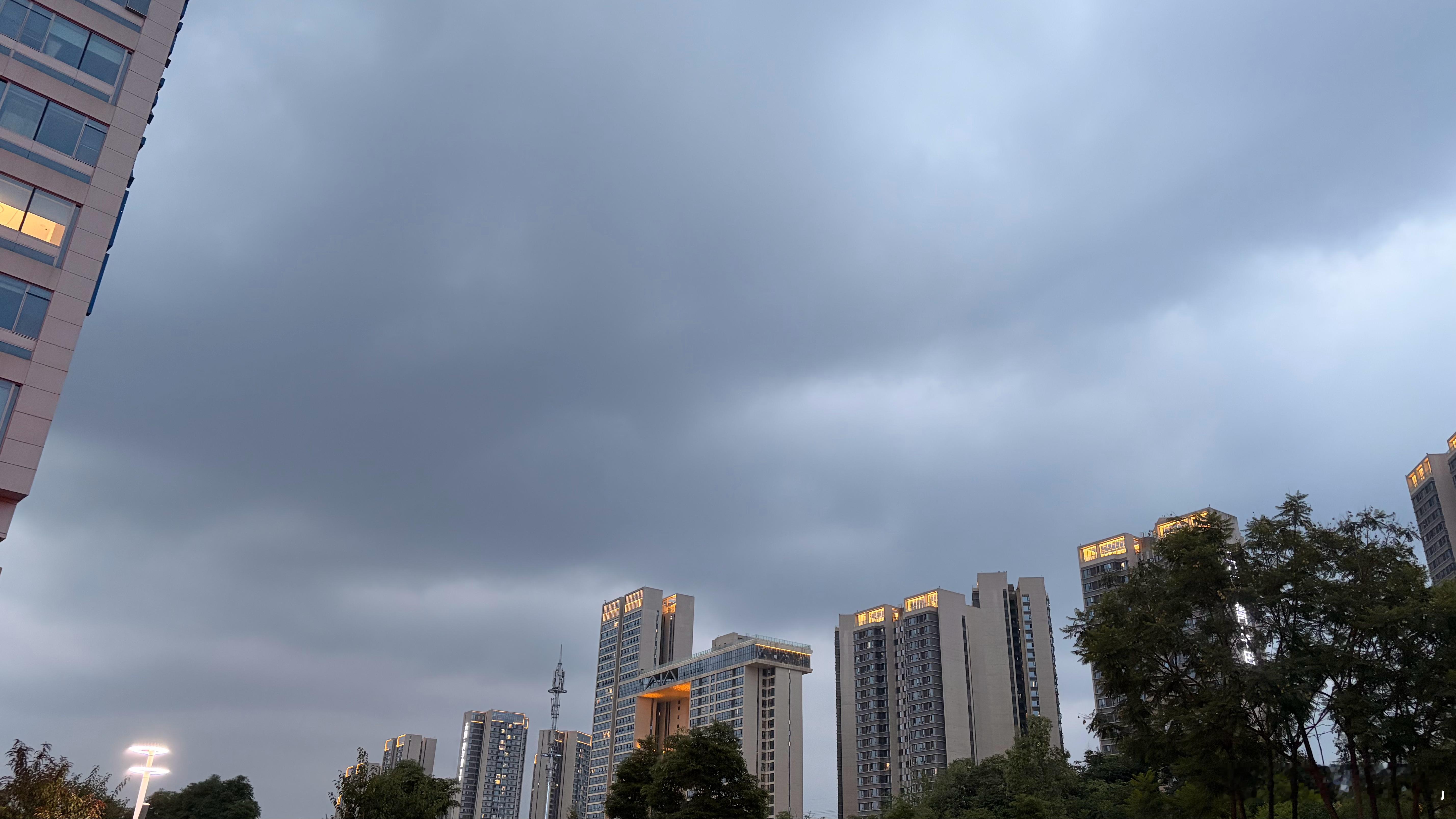 每天早起打卡这天气绝了 昨天33度今天23度 ​​​