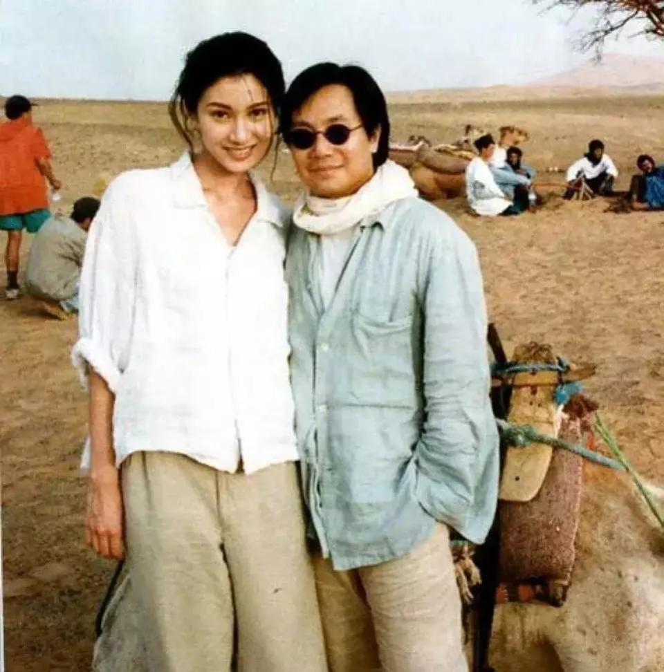 这是年轻时的李嘉欣，在拍戏现场与经纪人陈善之的一张合影。

李嘉欣的身材相貌，属