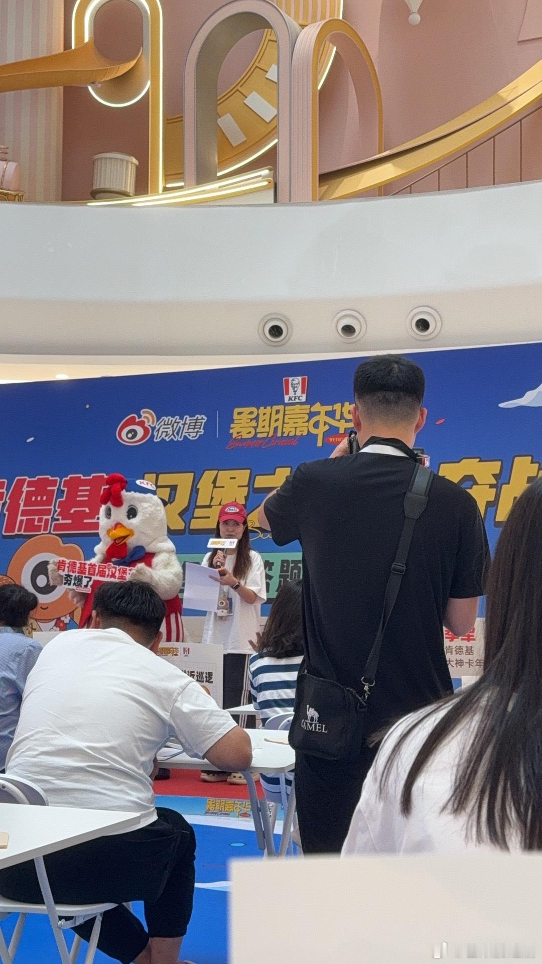 内娱顶流北京街头送汉堡参加偷吃比赛还有小卡签名照送，刘宇宁每张小卡都是仙品