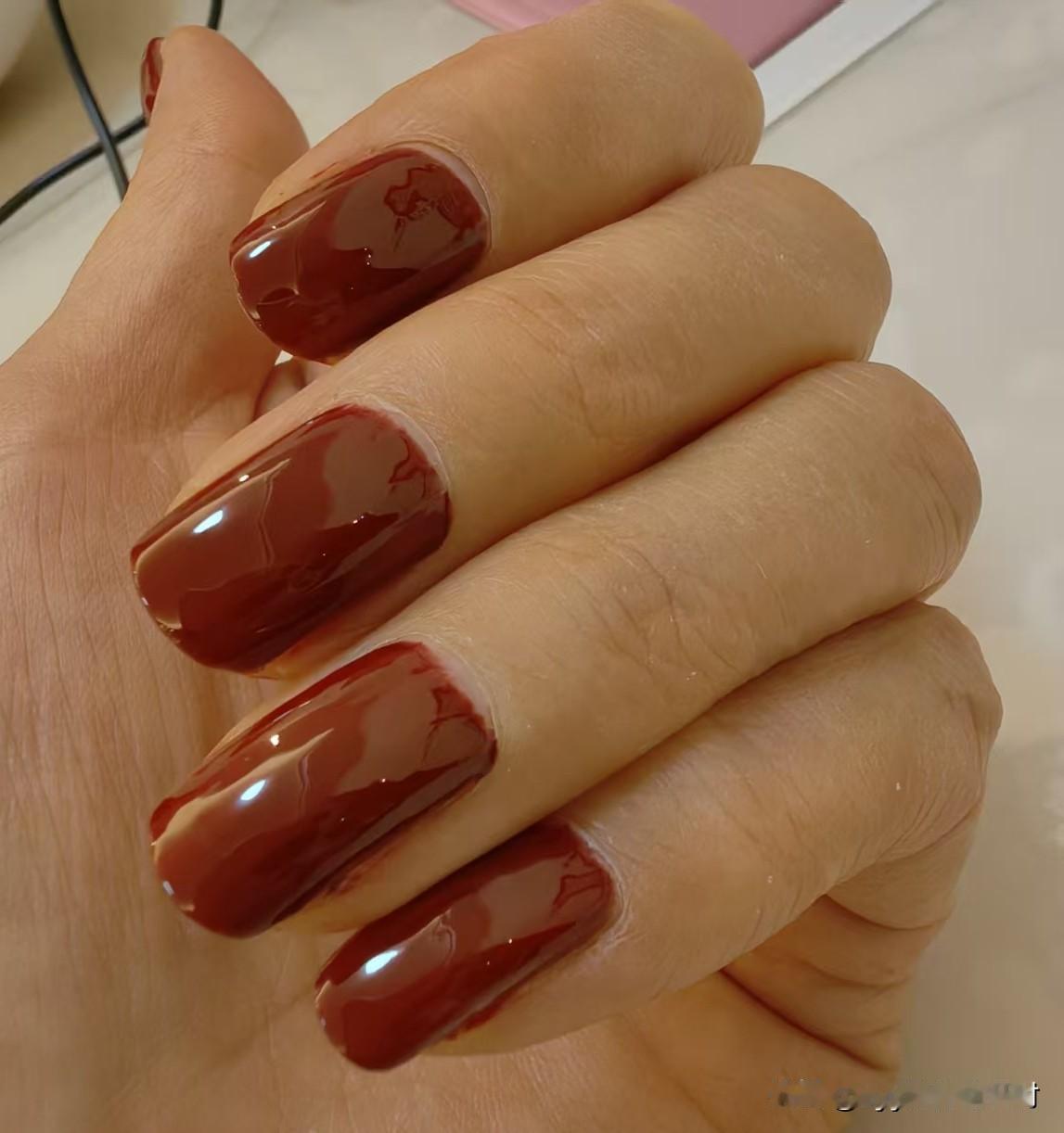 果然，美丽都是留给生活精致的女人的。前几天，孩子给我涂了漂亮的红指甲。

刚涂完