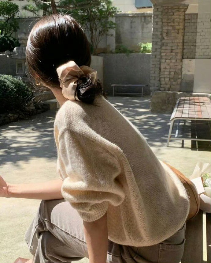 “   想想真没意思   穿着廉价的衣服 过着憋屈的日子   上惹不起老 下教育