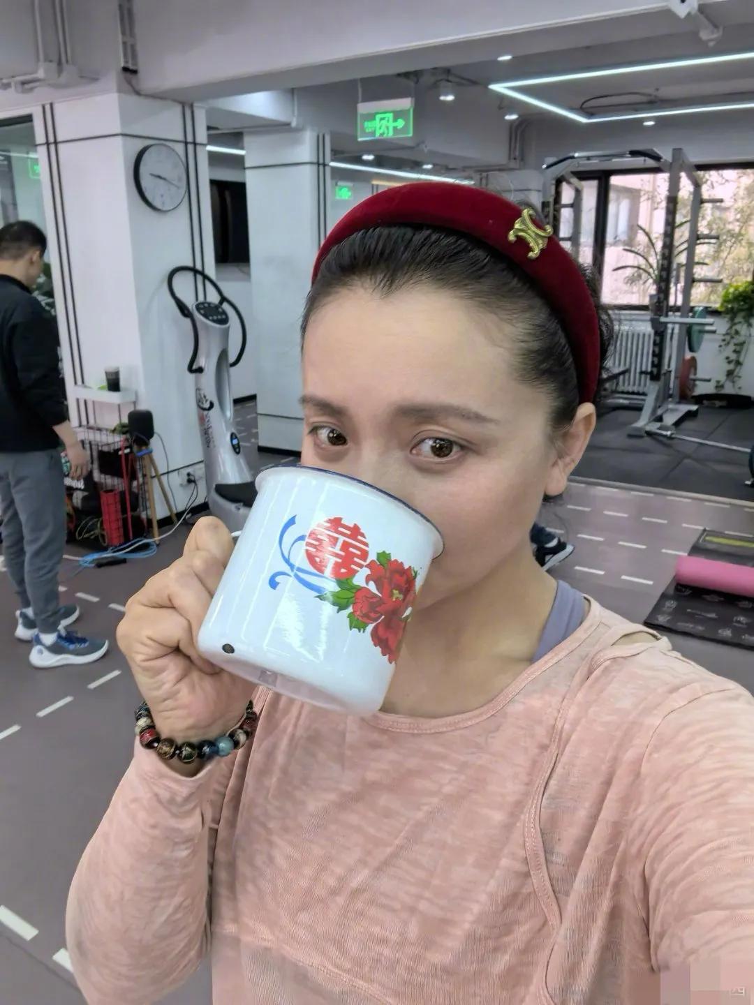 演员孙茜在健身房锻炼后用大茶缸泡龙顶茶，这生活方式既接地气又健康。照片中，孙茜身