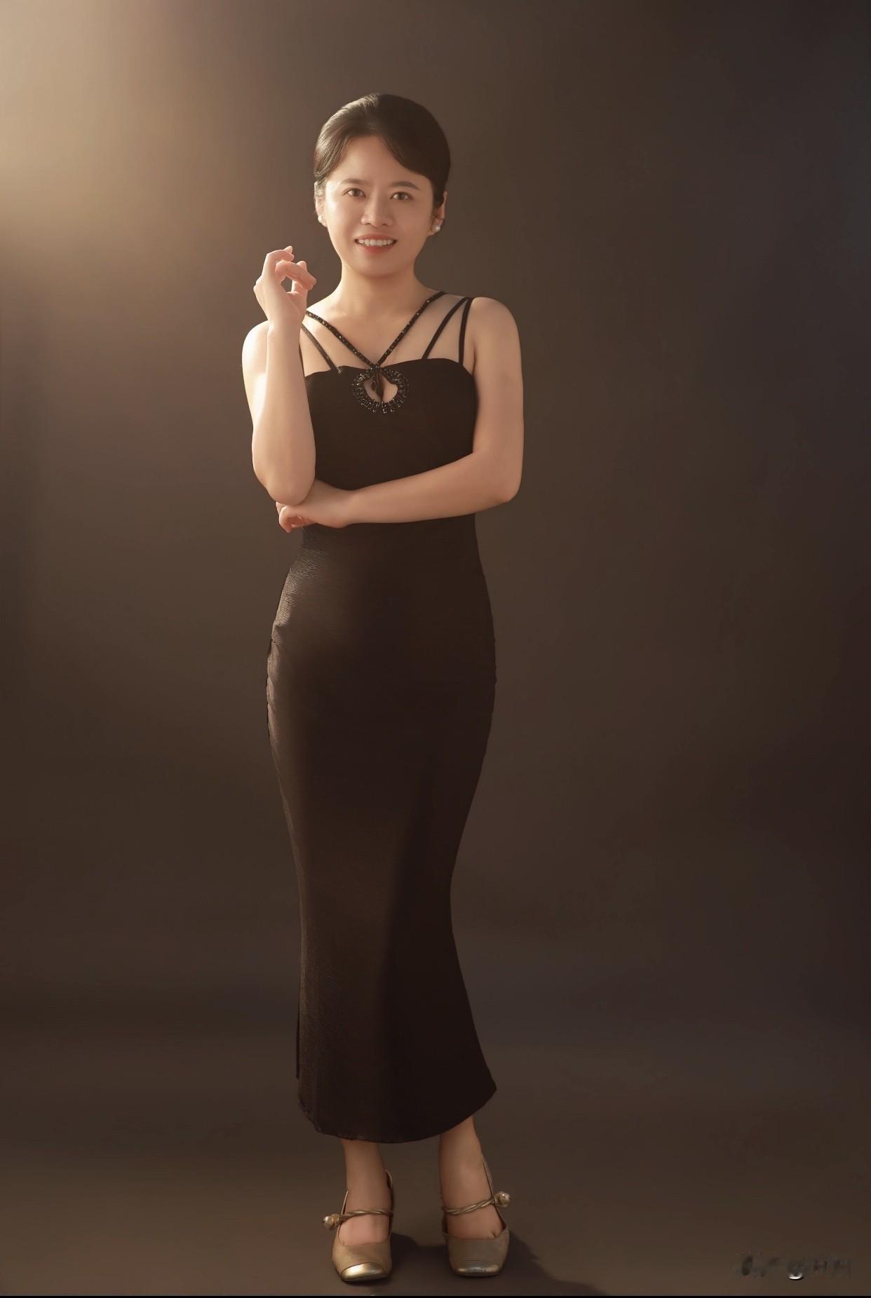 光线也重要。清晨或傍晚的柔和光线，打在少女脸上，会有朦胧的美感。要是室内，用柔光