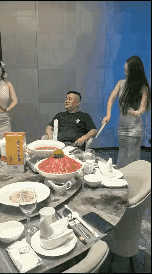 这哥们是故作镇静，还是坐怀不乱？面对诱惑无动于衷，你倒是为何？看他像是个什么角色