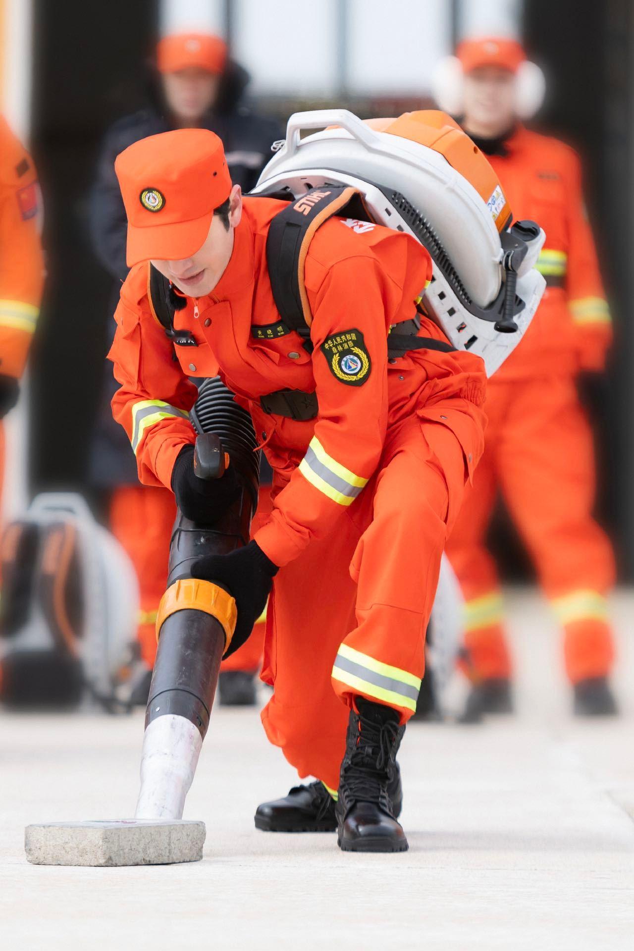 #黄晓明的饭在嘴里走了个过场##黄晓明这口饭吃了又没完全吃#哈哈，黄晓明在《极限