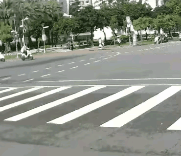 哥儿俩好！
谁也跑不了啊？就是这么寸，这么巧，这位是压着红灯往前冲，那位是骑着红