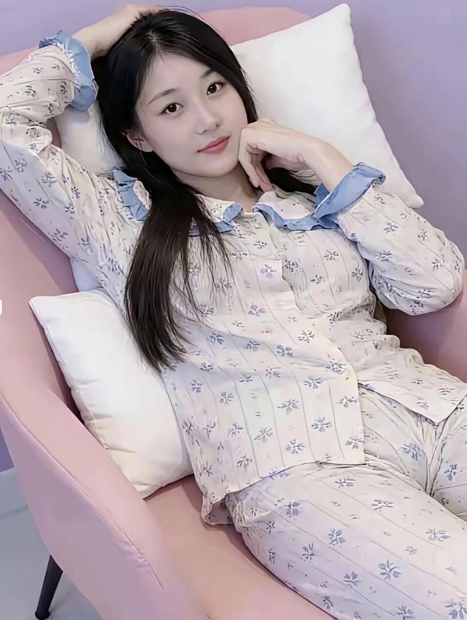 终于盼到周末啦，不用赶早八、不用回消息，只想窝在软乎乎的粉色沙发里，把攒了一周的