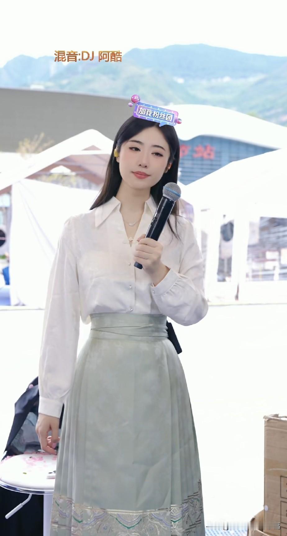 说句实话，杨一歌如果不是有人宠，她真的也就止步于此了。安安静静地唱个歌。

我很