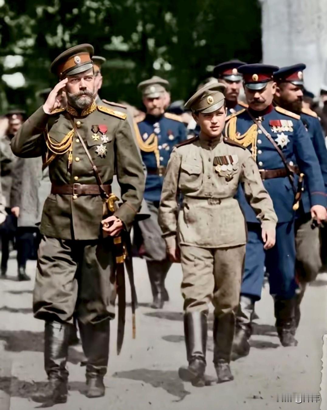 俄罗斯末代沙皇尼古拉二世，与皇储阿列克谢同行的场景。
 
彼时尼古拉二世亲任俄军