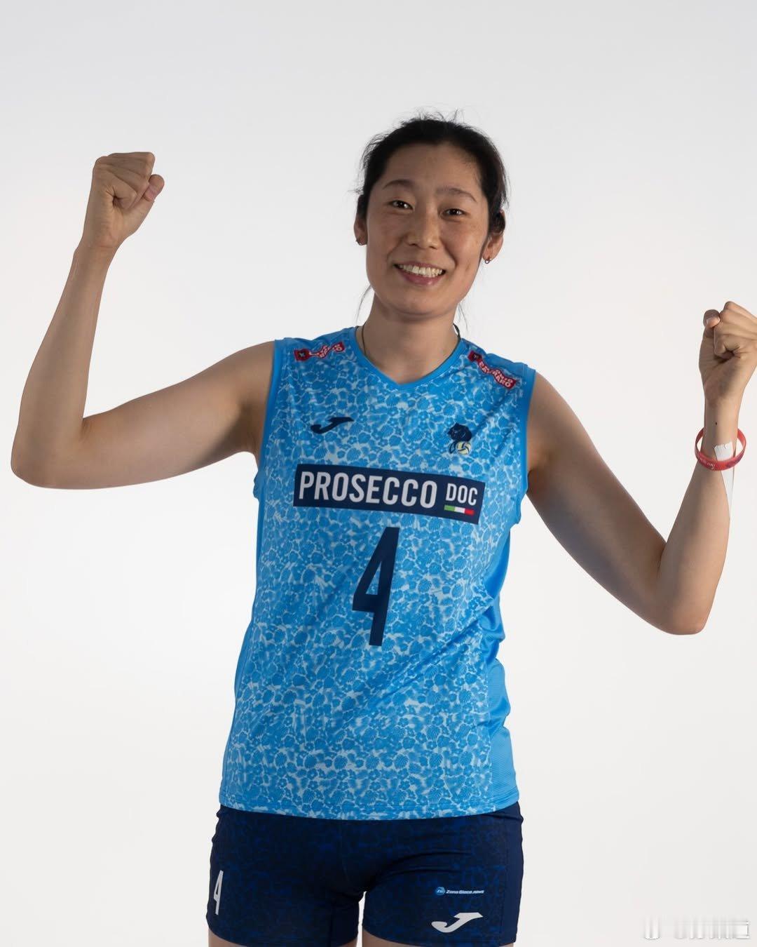 朱婷科内利亚诺科内利亚诺将于意大利当地时间今晚启程飞往巴西，参加女排世俱杯，这身