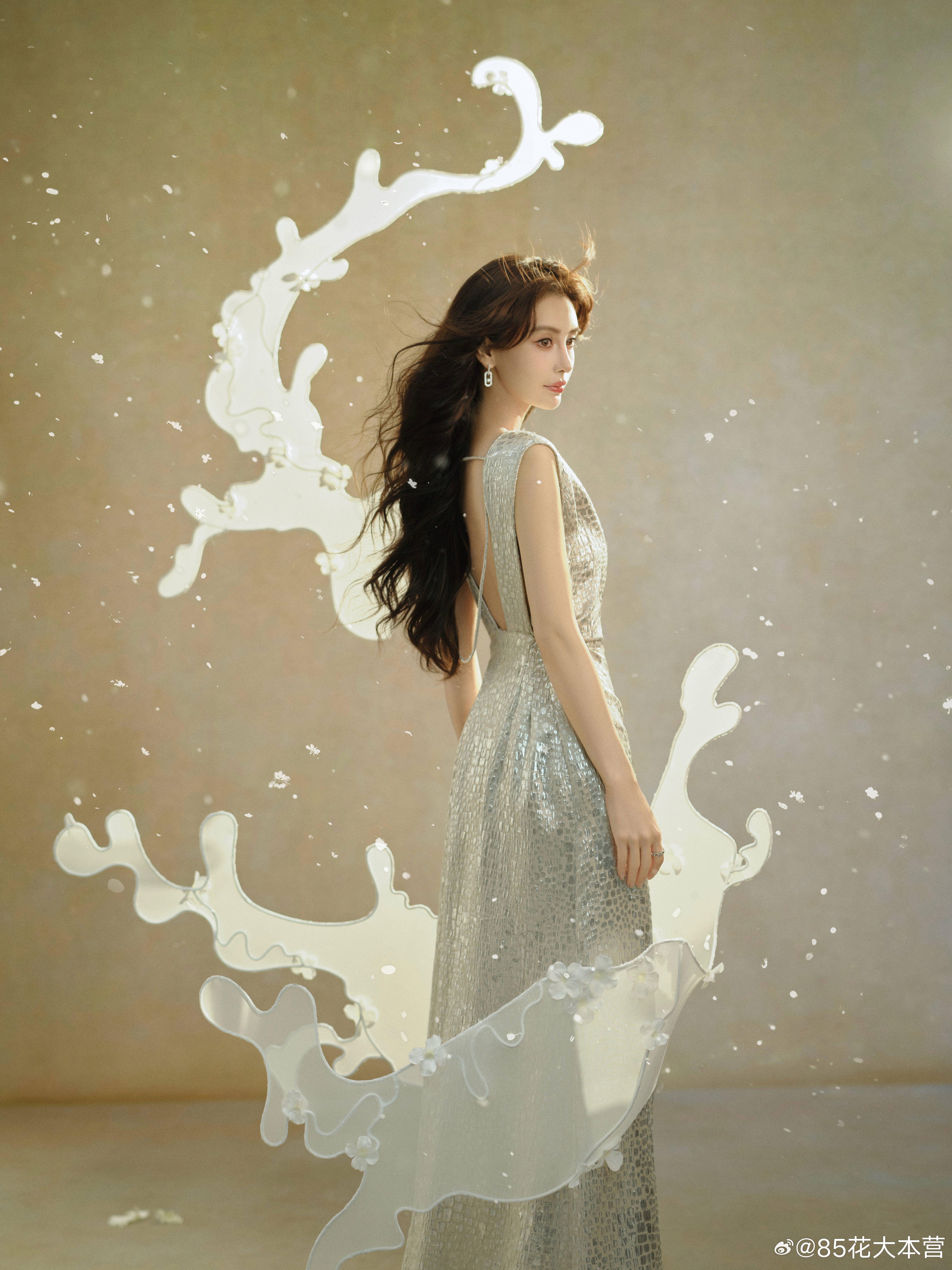 Angelababy杨颖昨日活动造型～一场商务活动，也能上身迪奥高定！姐的美貌就