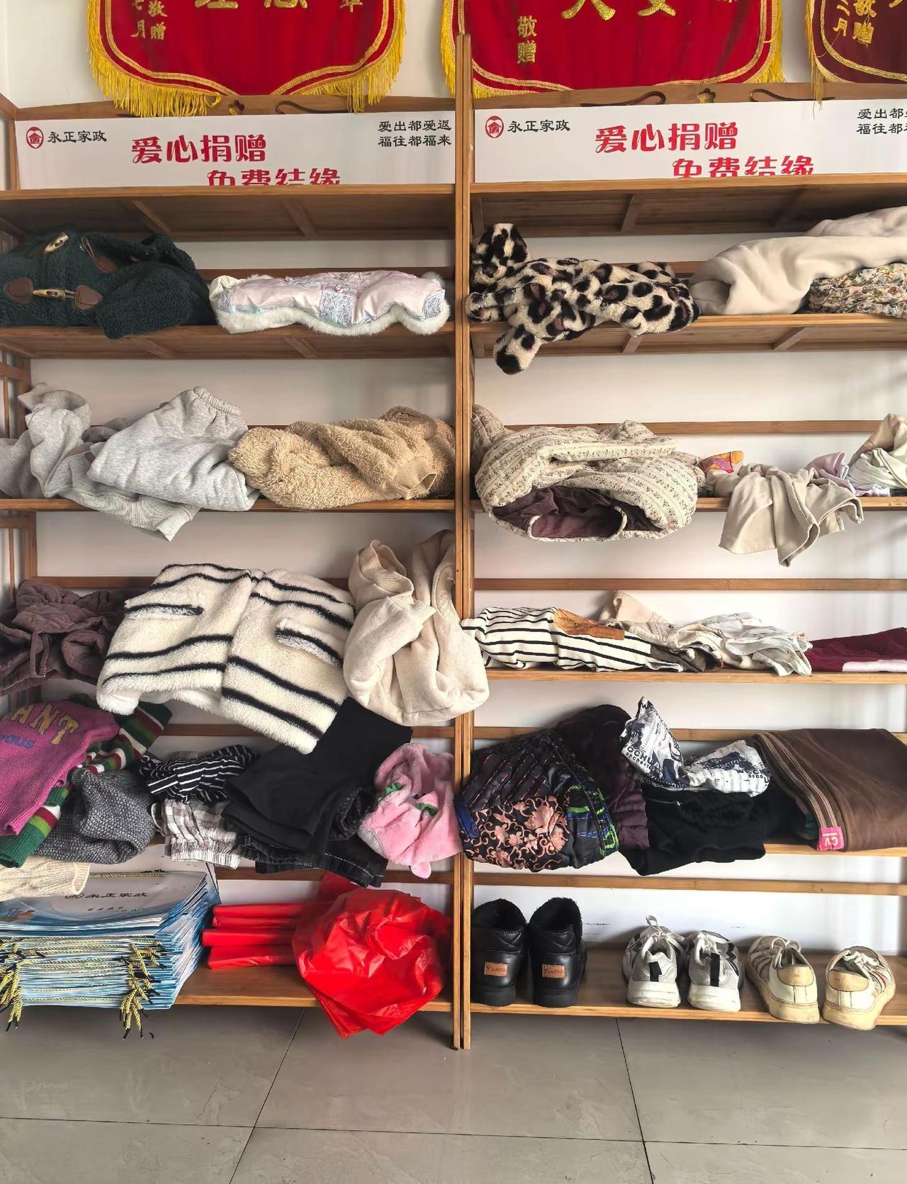 人美心善的滕瑶芳姐姐爱心捐赠的孩童衣裤、棉袄外套等，衣物干净整洁，有需要的姐妹欢
