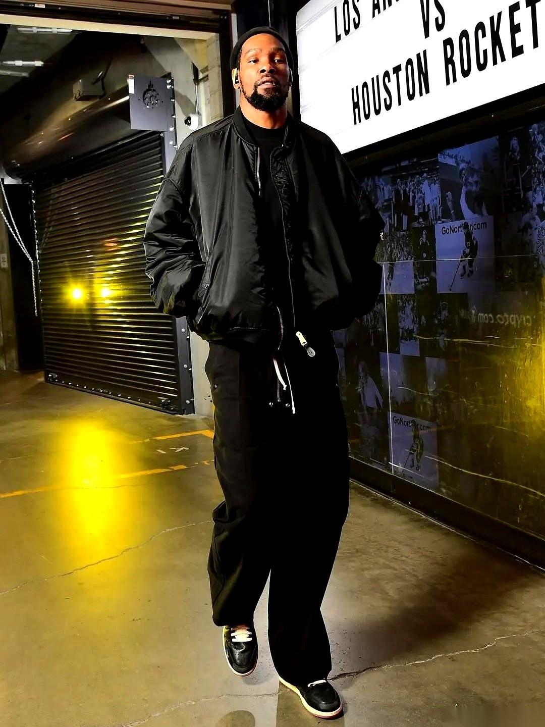 “杜兰特就是副作用！”这话昨天还在球迷群里炸锅。
太阳队刚锁定季后赛，没他，照样