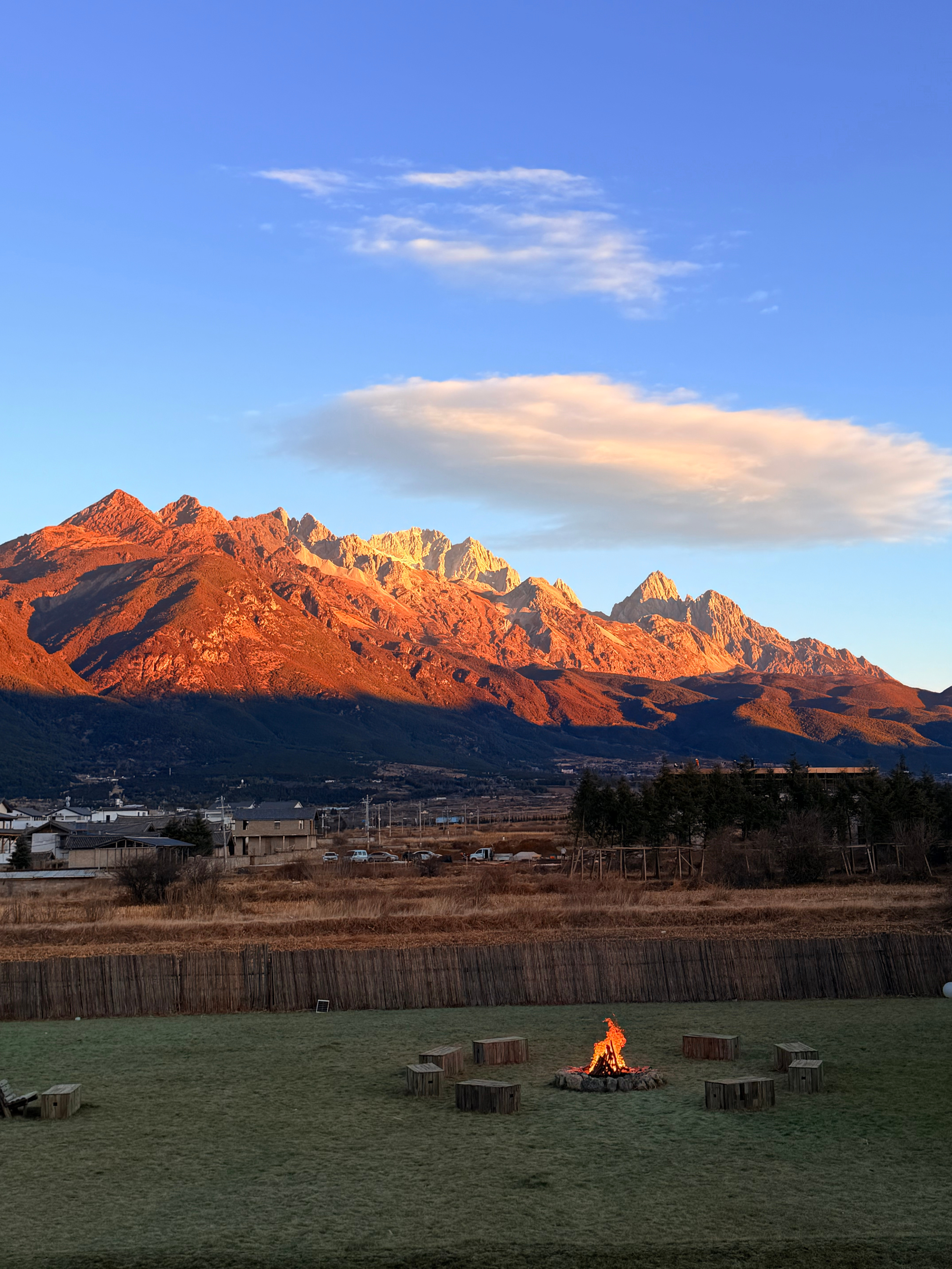 早上好！起床就可以看到日照金山好漂亮 今天换酒店！ 