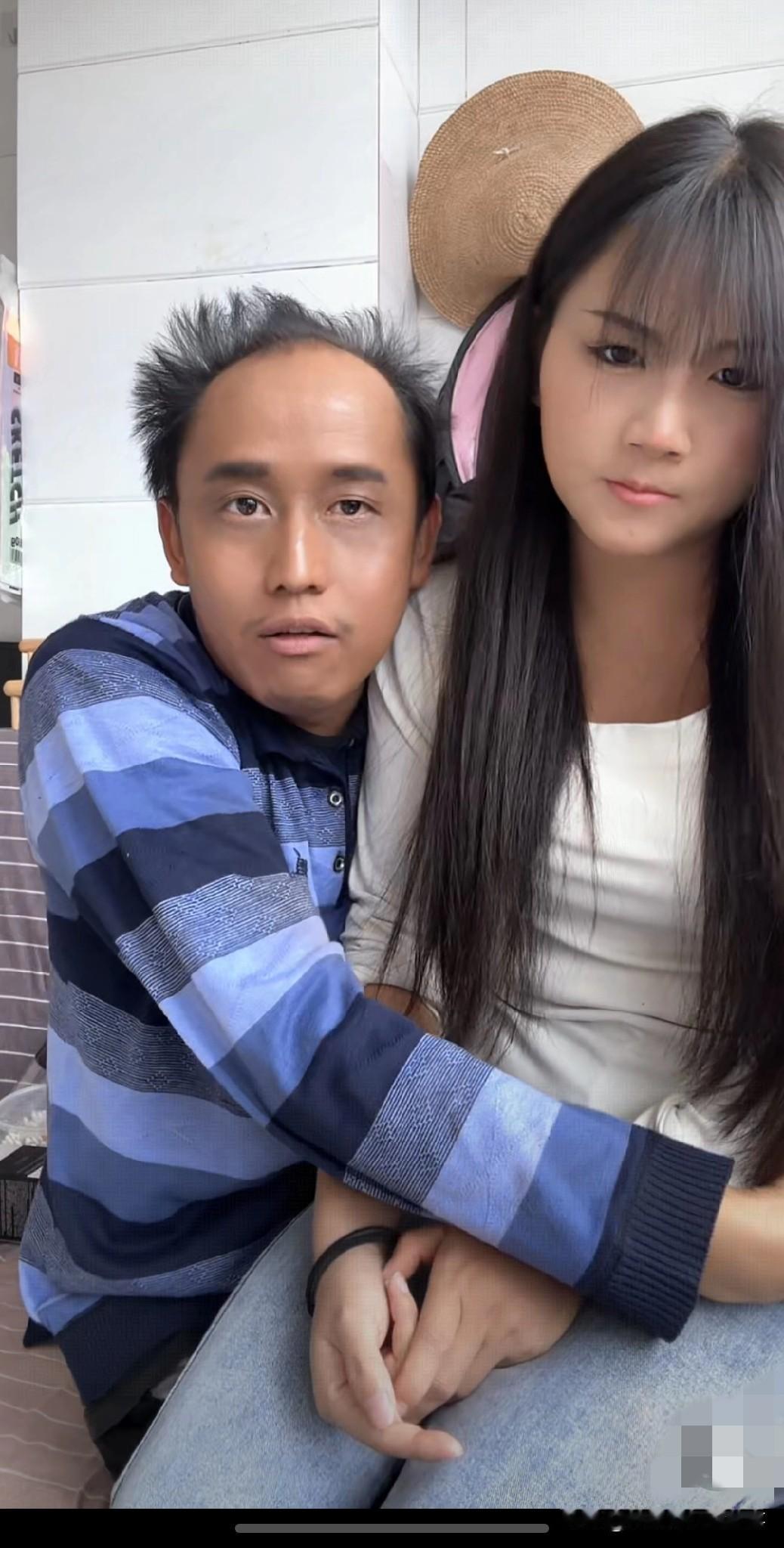 网友：我到底输在了哪里。最近总是刷到这样的直播，一个美女和一个看似邋遢大叔一起直