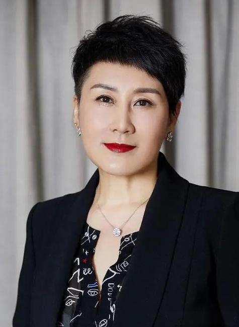 1990年现象级剧集《渴望》里，温柔隐忍的刘慧芳由演员张凯丽饰演。她将角色在生活