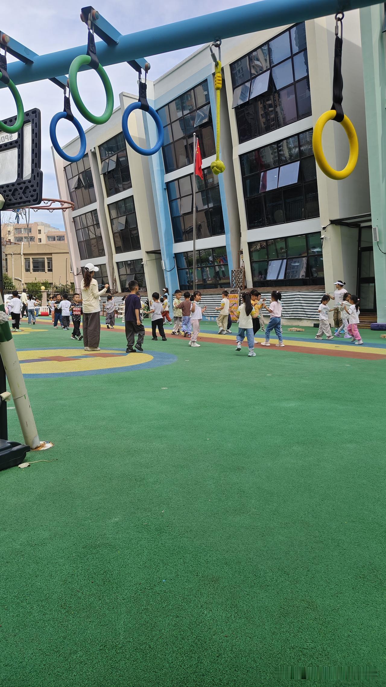 今天路过青岛麦岛家园里的幼儿园，正是中午午休时间，园内安安静静，孩子们都在午睡。