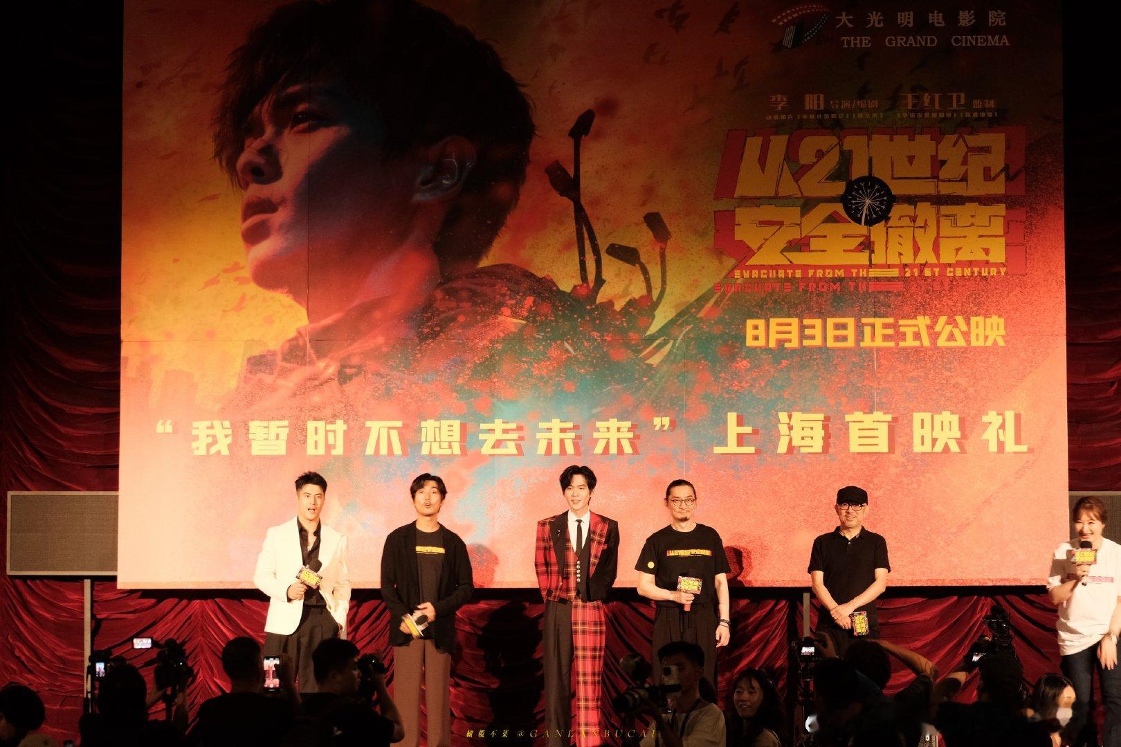 #张若昀 人尴尬的时候会假装很忙#看到我们张若昀手足无措的样子，真的是太可爱了，