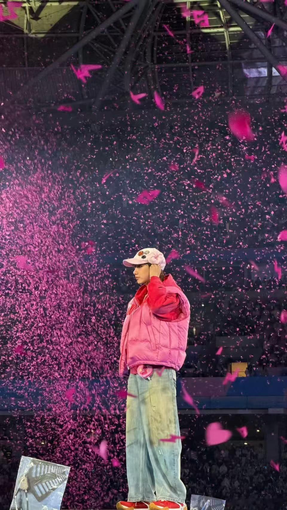 汪苏泷撞脸loopy 总结一下，汪苏泷的“撞脸”体质：对内，能跨越性别与郁可唯撞