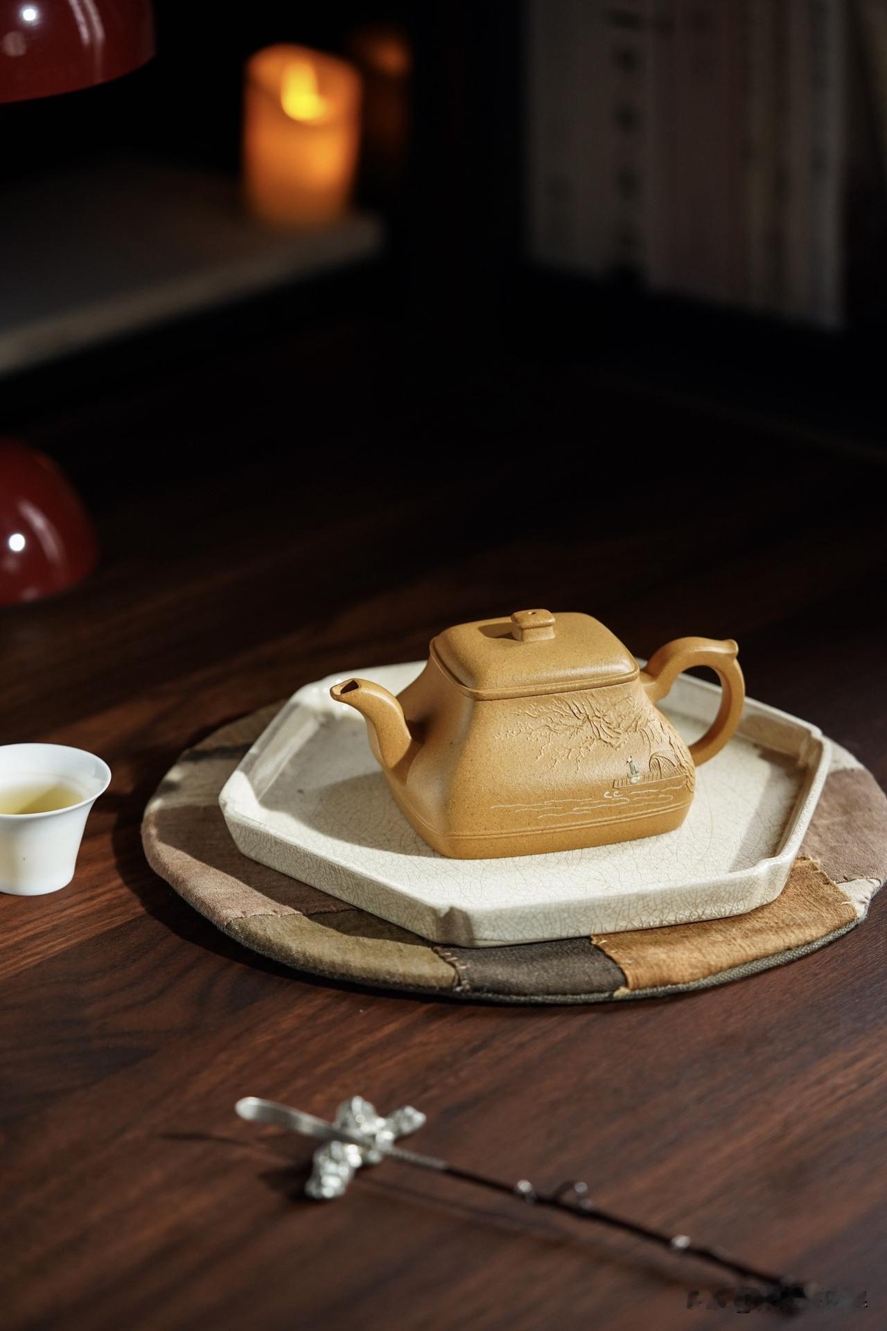 “紫砂捡漏”，全是设计好的坑
人物：
老王：资深紫砂壶藏家，玩了二十年壶。
小李