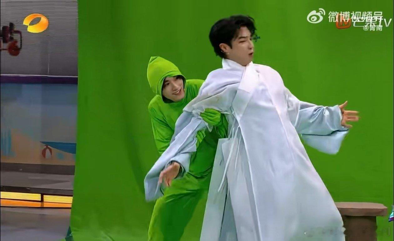 这段给丁程鑫忙成啥样了你好星期六 哦莫哦莫，丁程鑫这段忙得像个小机灵豆！零帧“小