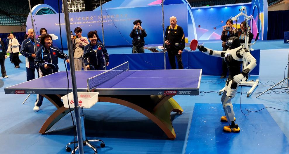 2026年4月10日，中美“乒乓外交”55周年纪念大会上，智元灵犀X2人形机器人