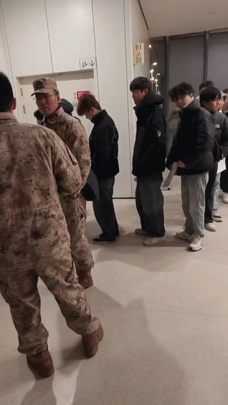 2026年新年征兵活动现场。
看到有很多年轻的男孩正在这里排队报名、填表、体检应