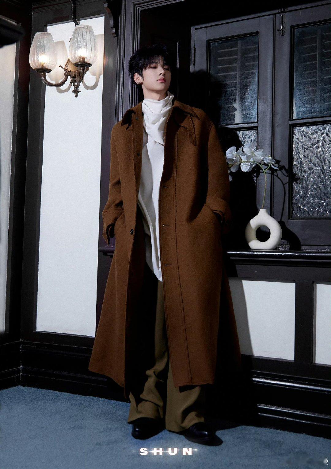 张峻豪棕色大衣造型张峻豪黄金右脸发现好多明星都更愿意拍自己的右脸诶[思考] ​ 