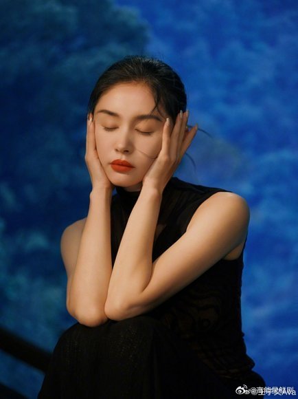 我以为长大后会自动变成王子文王子文这采访把我拿捏了，直发黑框高智感拉满，回答言之