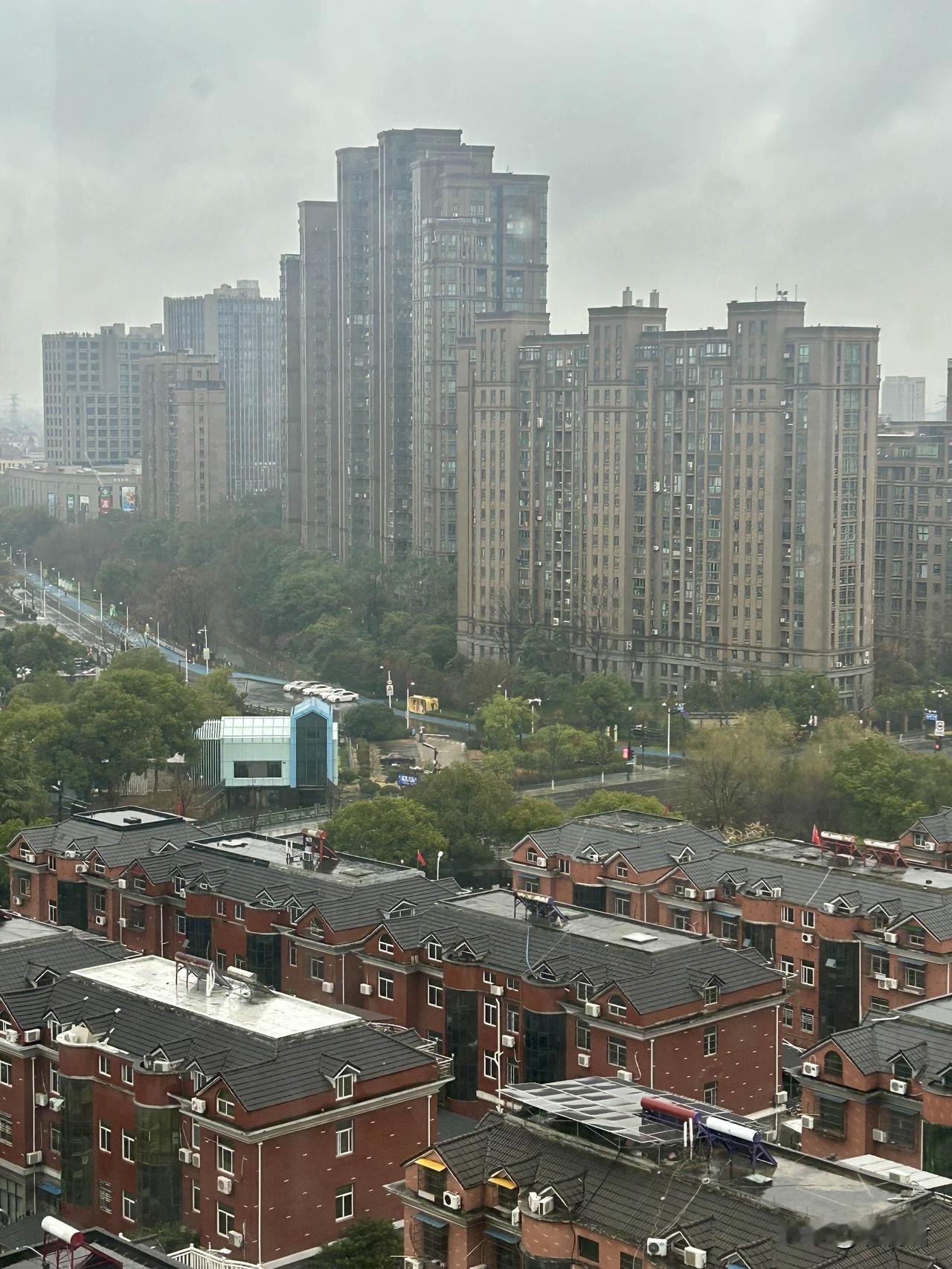 今日除夕，今天的杭州是嘎嘎冷啊，夜里有风也有雨，一夜降温十几度。
此刻天空阴云密