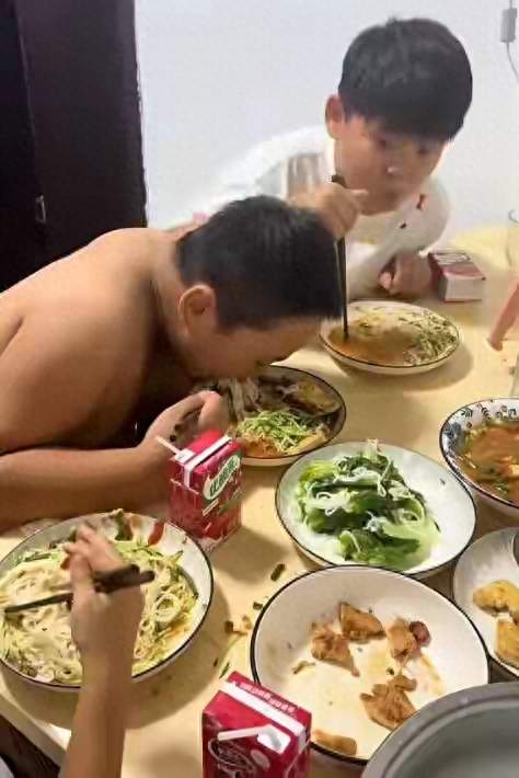 颈椎粗到看不见、后背赘肉层叠：这段吃饭视频，让多少家长脸红