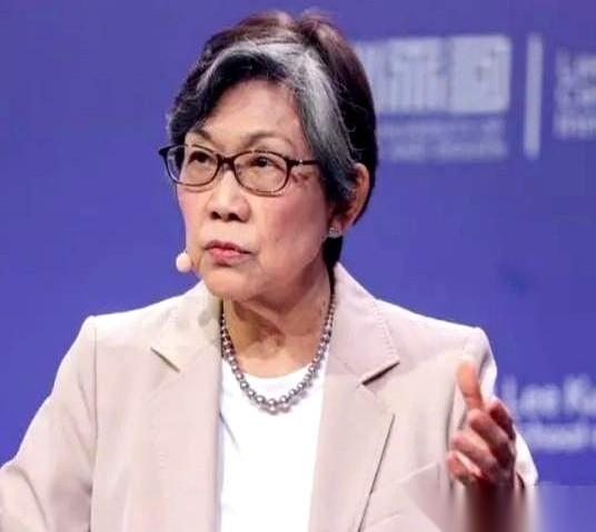 新加坡一个大使，把话给挑明了。
她说，不管你中国乐不乐意，全世界已经把你当“G2