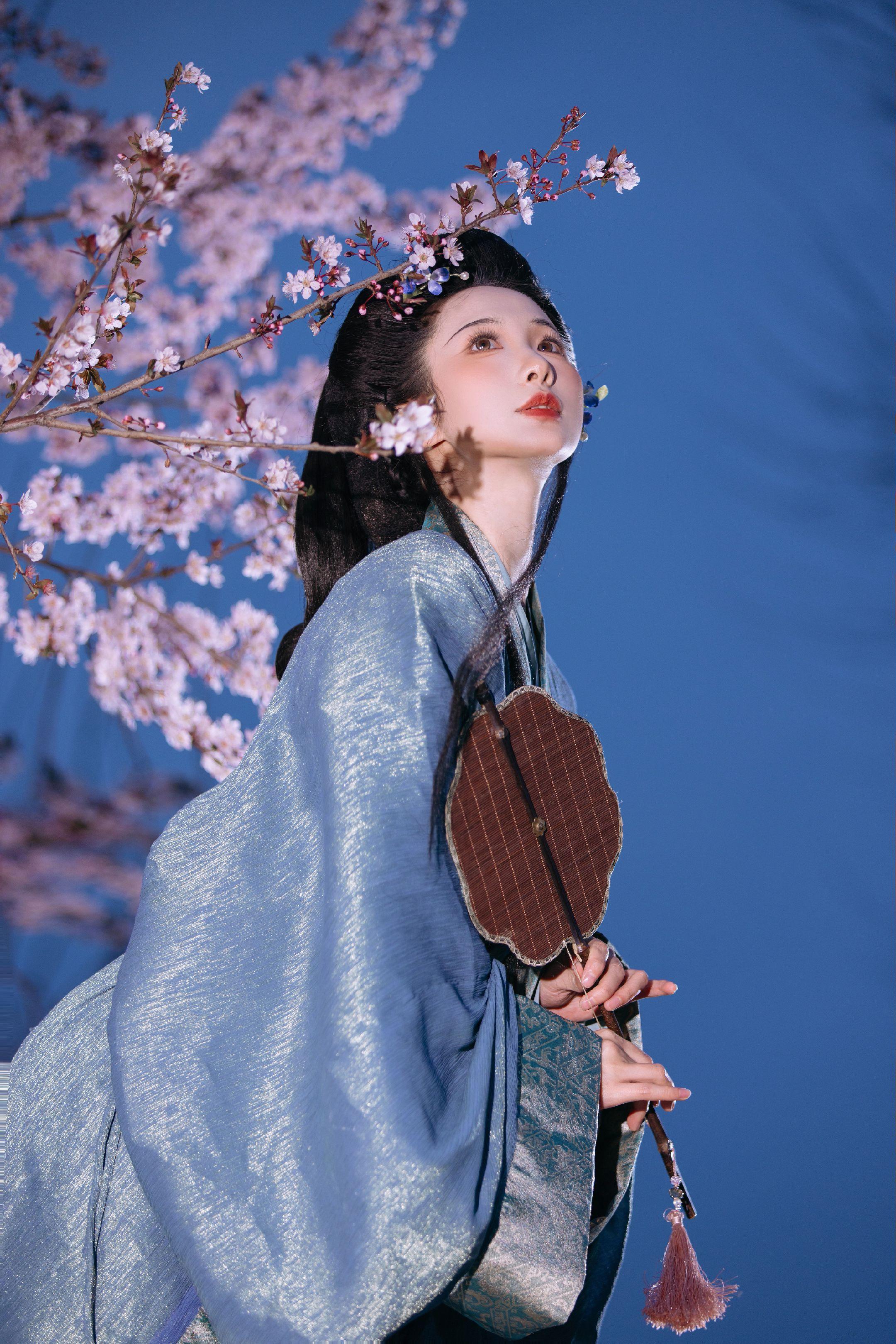 往时今朝月同照。