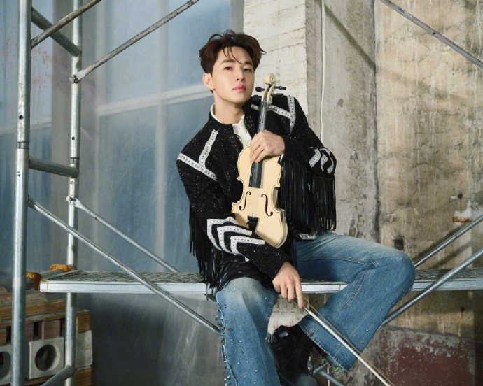 Henry瘦了好多 Henry东方卫视跨年造型图来袭，瘦了好多！能看出为了舞台特