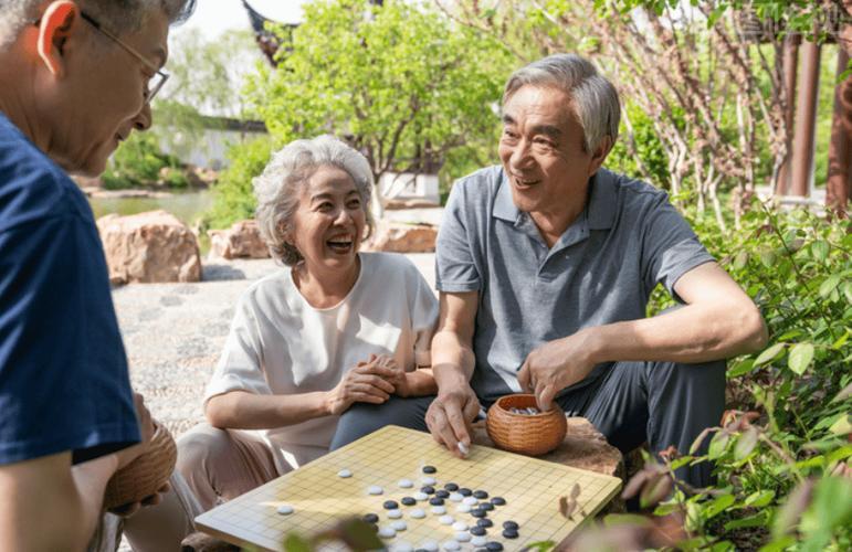 这是活得明白的老年人的经验之谈，给老年父母敲响的警钟，值得我们每位老者记取和效仿