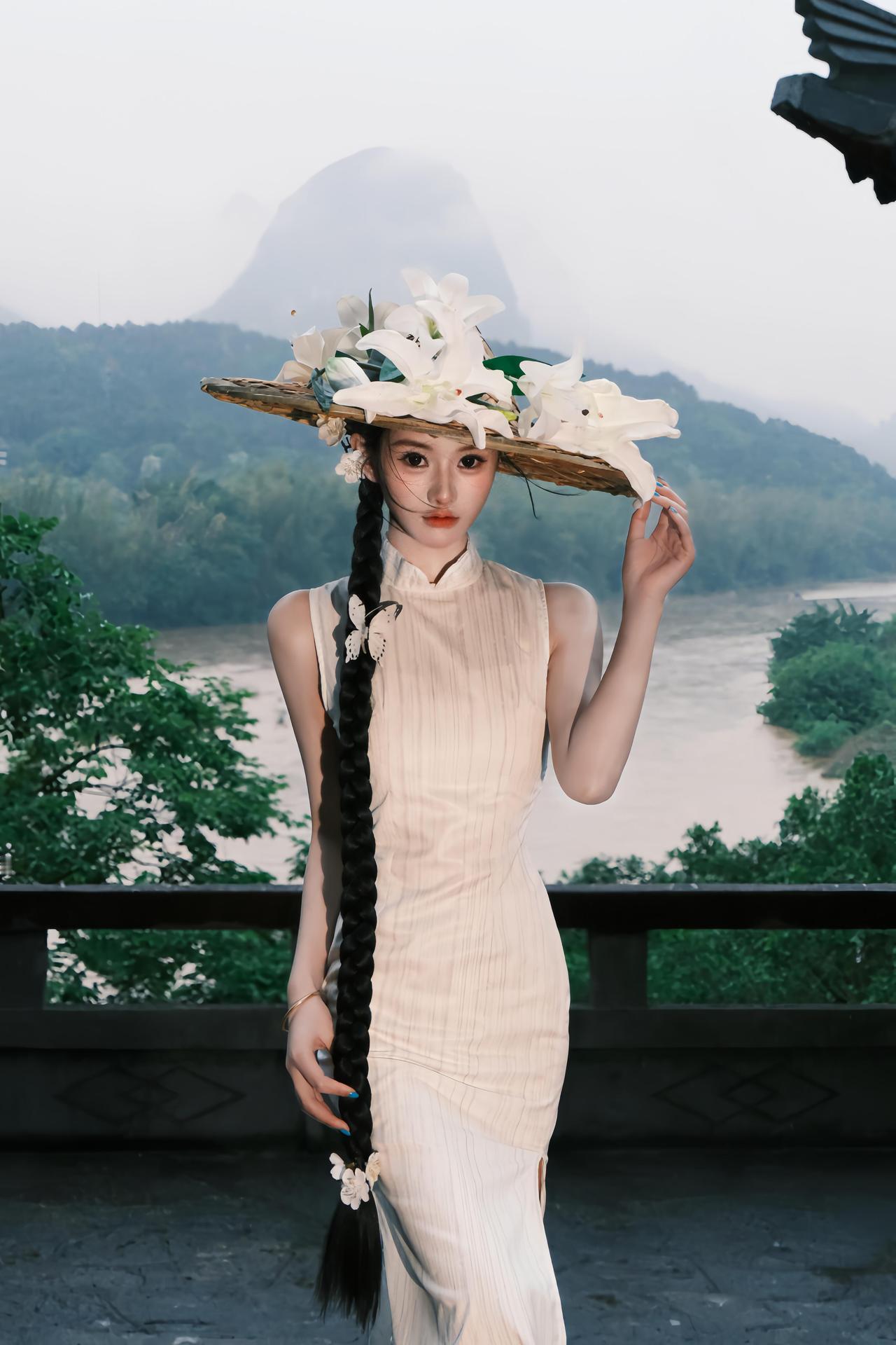 画面中，女子赤脚行走在青石板上，手持花篮，姿态松弛自然，素白旗袍与深色古建形成强