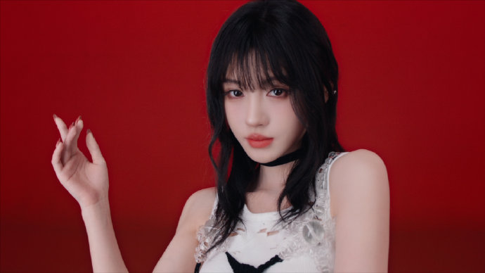 被鞠婧祎美了一大跳 无修图也能美到犯规！眉眼自带光效，皮肤状态好到羡慕，这颜值暴