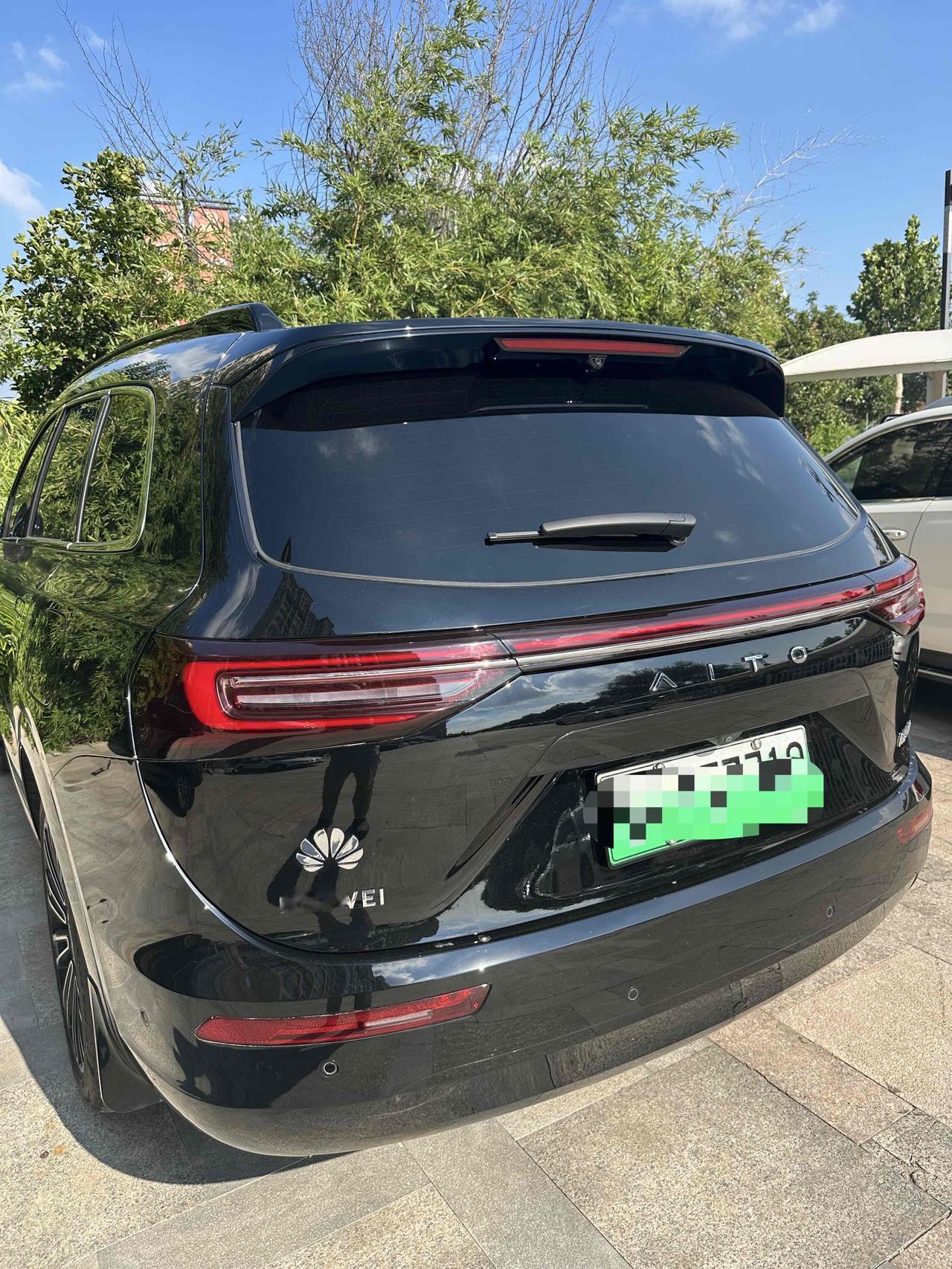 华为不造车，用户自己买个标贴到车上