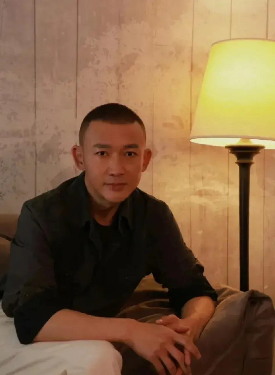 聂远的发型好酷呀
除了酷还有个性，配上时尚的着装
整个看起来帅呆了
想不到，他除