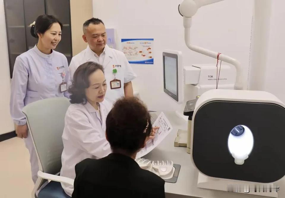 红色警报在经络图上跳动：“中医CT”掀起诊室革命

> 一根手指触碰传感器，三分