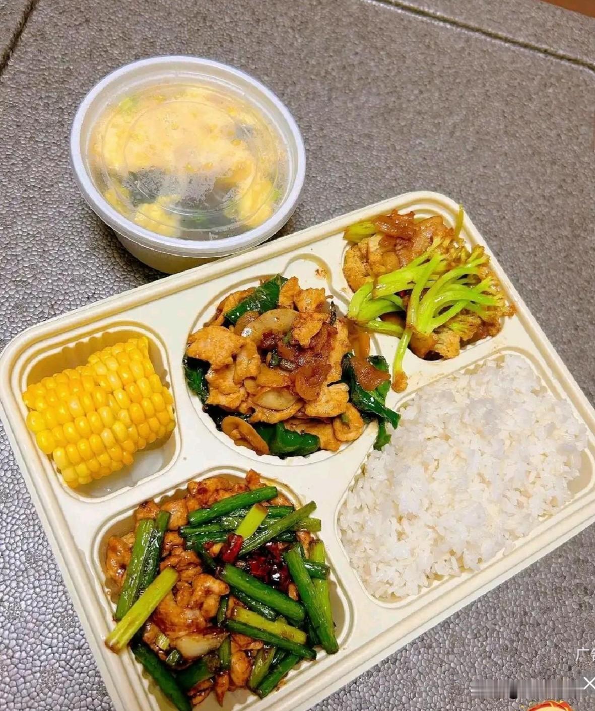 国庆放假回河南婆婆家，
大姑姐一家也回来了，婆婆年纪大了不想做饭，大姑姐提议一家
