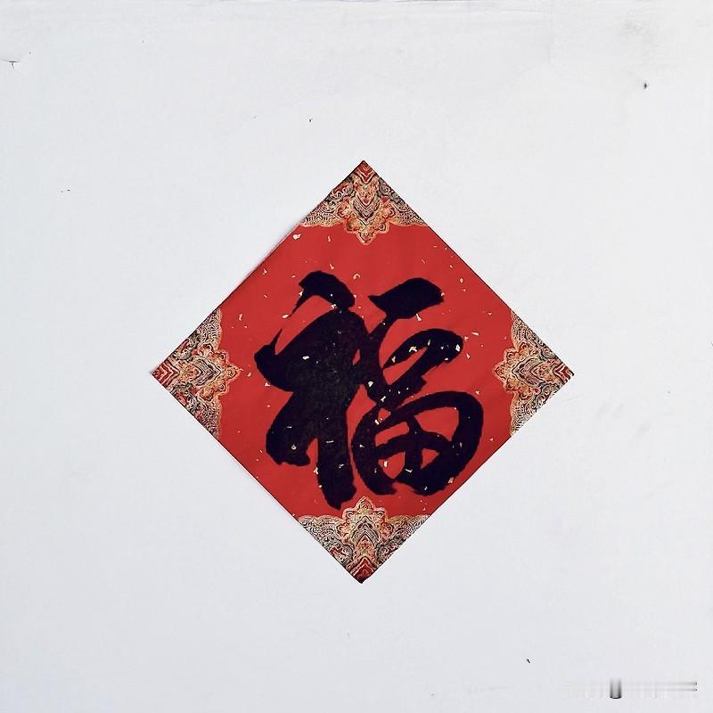 “福”字顺着贴肯定没毛病，随便什么地方都可以将“福”字顺着贴。那么，“福”字倒着