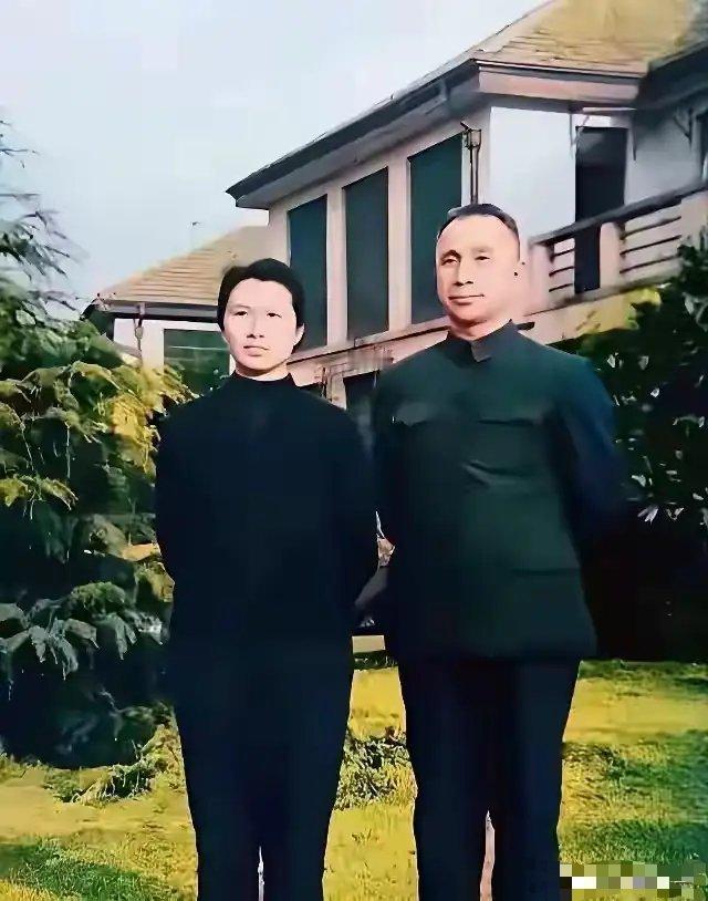两人挺有夫妻相的，这是粟裕大将和小16岁的妻子楚青的合影 