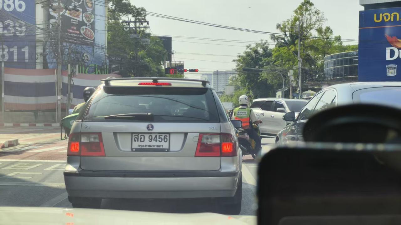 绅宝95旅行版
现在看当年的陆地小飞机
没有了以前的一眼惊艳
也少了些经典的味道