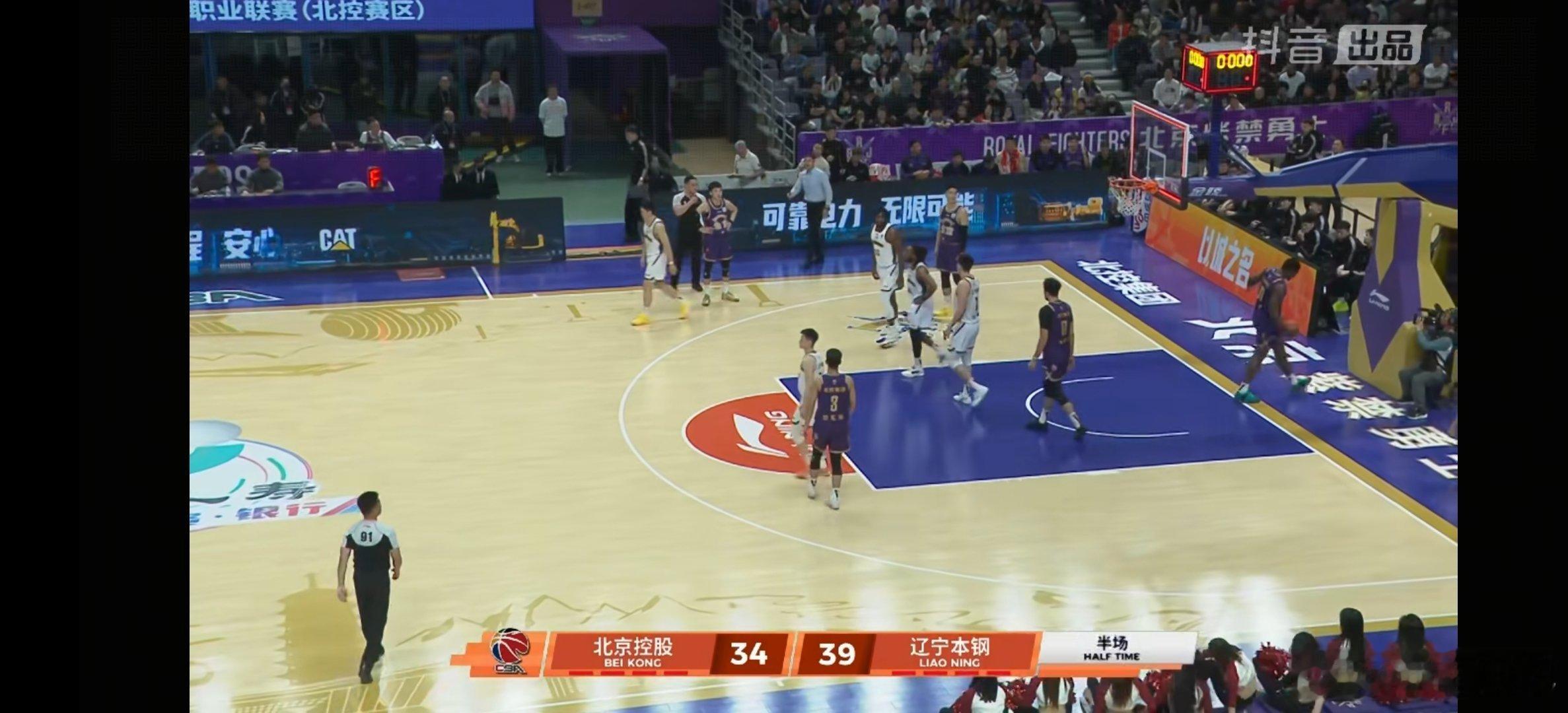 半场结束，辽宁本钢客场39-34北控男篮。cba北控男篮vs辽宁男篮