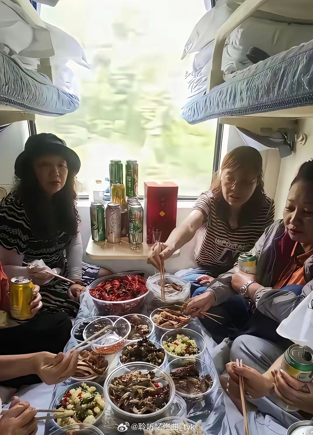 在火车上这样吃，真的好吗 
