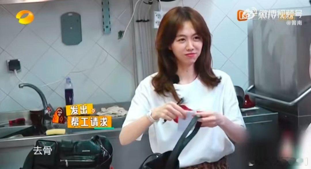 黄晓明为了年轻也是真犟中餐厅合伙人嚎叫止痛有点癫中餐厅黄晓明这波“年轻保卫战”笑