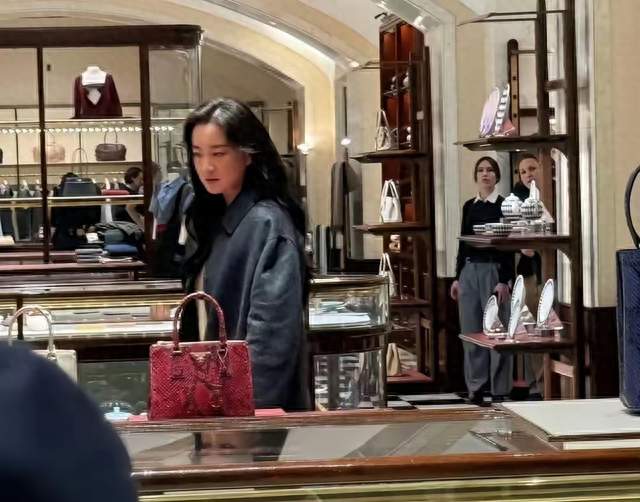 褪去喜剧滤镜！贾玲现身米兰街头气质大变，自律的女人太亮眼